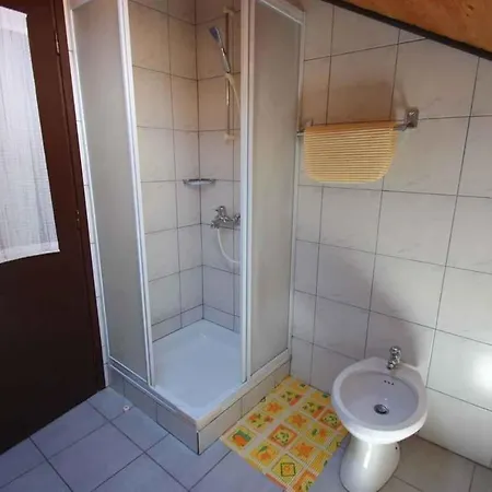 Apartment In 5752 *