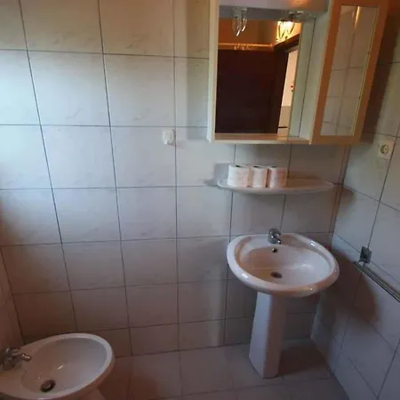 Apartment In 5752 *